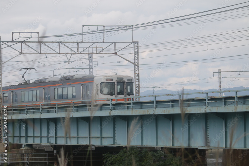 橋を渡る東海道線の車両