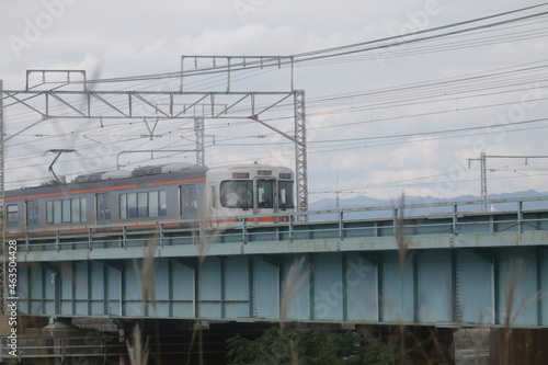 橋を渡る東海道線の車両