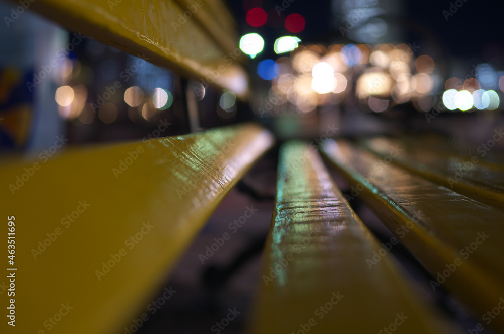 黄色いベンチごしの街の遠くに見える明かり
Lights in the distance of the city over the yellow bench