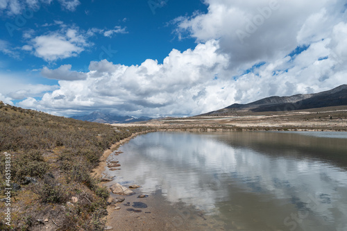Fototapeta Naklejka Na Ścianę i Meble -  The natural scenery of the mountains and lakes on the Qinghai-Tibet Plateau