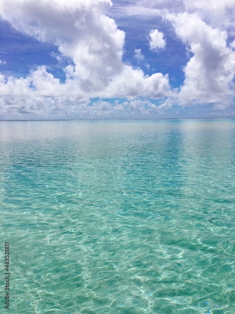 Obraz premium 【与論島】穏やかな百合ヶ浜とエメラルドグリーンの海面に映る空