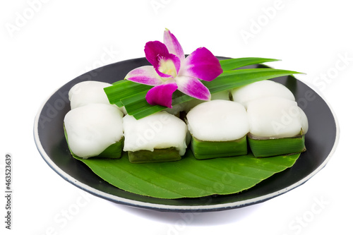 Fototapeta Naklejka Na Ścianę i Meble -  Thai desserts containing flour and sugar and the front of the dessert is coconut milk isolated on white background