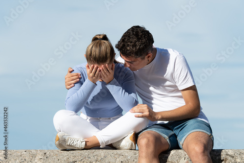 Murais de parede Teenage boy consoling his depressive girlfriend