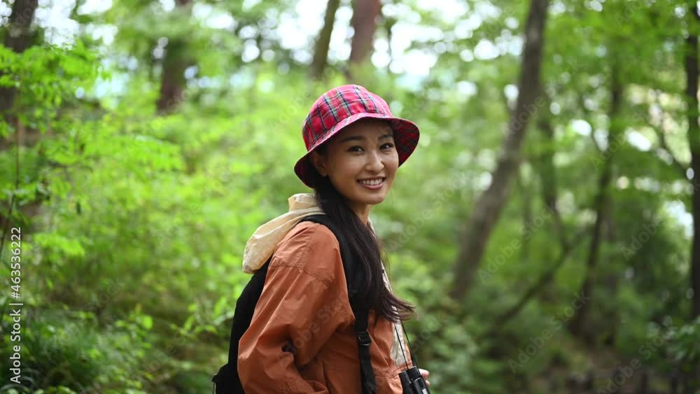 ハイキングをする女性のポートレート ハイキングをする女性のポートレート