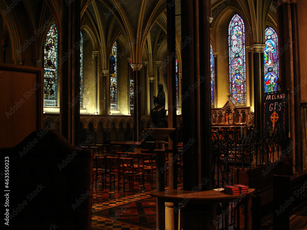 Fototapeta premium Interior de Catedral de San Patricio de Dublín iluminada por luz tenue con ambientación espiritual.