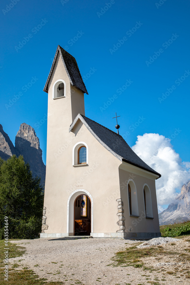 Alpini Kapelle San Maurizio auf dem Grödner Joch, Südtirol