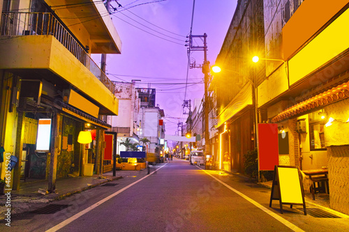 沖縄県宮古島市、夜の西里大通りの風景