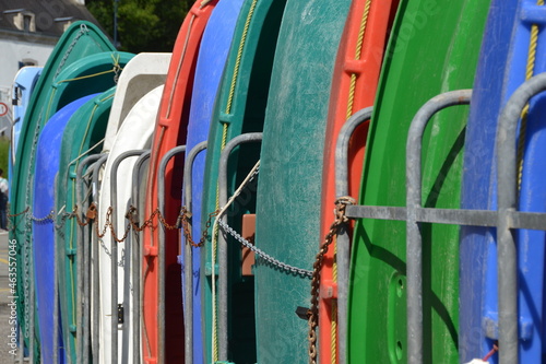 chaloupe en plastique, rangées de barques, bateaux en plastique très colorés, bateaux alignés dans le port de Belon, Finistère
