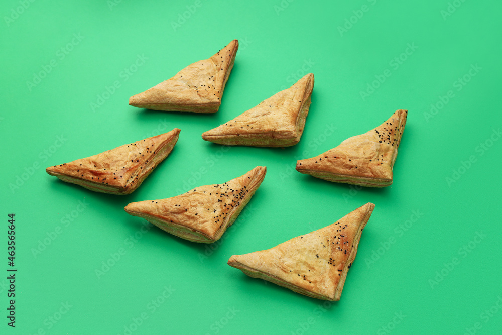Fototapeta premium Flat lay composition with samsa on green background
