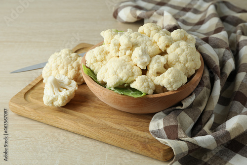 Φωτογραφία Concept of tasty food with cauliflower on wooden background