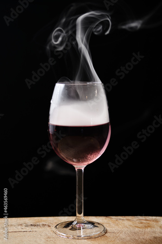 Copa de vino con humo de alta cocina