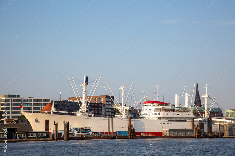 Traditionsschiff Cap San Diego am Anleger im Hamburger Hafen