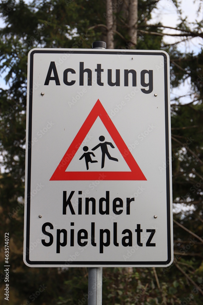 Spielende Kinder* Wohngebiet Zaun Hinweisschild *Achtung 