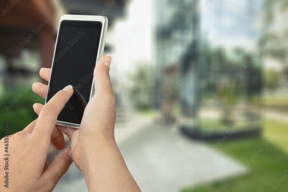 Human holding a modern phone with a blank screen