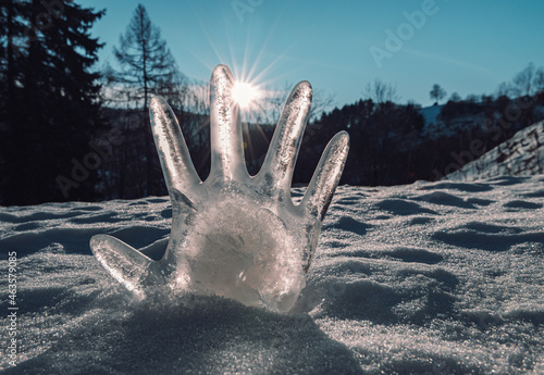 Gefrorene Hand aus Eis im Schnee