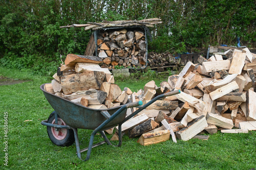 bois chauffage stere energie environnement jardin reserve brouette