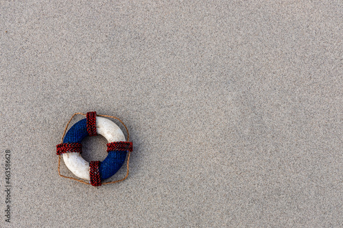Rettungsring am Sandstrand
