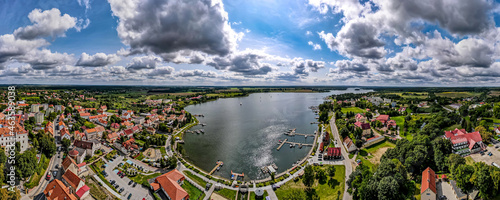 Fototapeta Naklejka Na Ścianę i Meble -  miasto Ryn nad jeziorem Ryńskim na Mazurach w Polsce, panorama z lotu ptaka