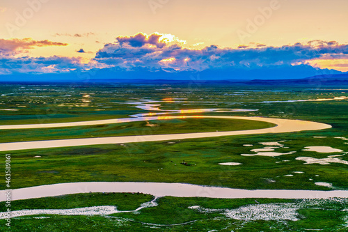 There are many twists and turnss in Bayanbulak grassland scenic spot Xinjiang Uygur Autonomous Region