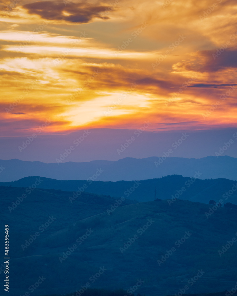 Fototapeta premium the curved hills seen to the sunset