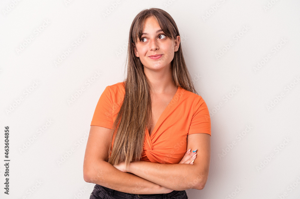 Obraz premium Young caucasian woman isolated on white background dreaming of achieving goals and purposes