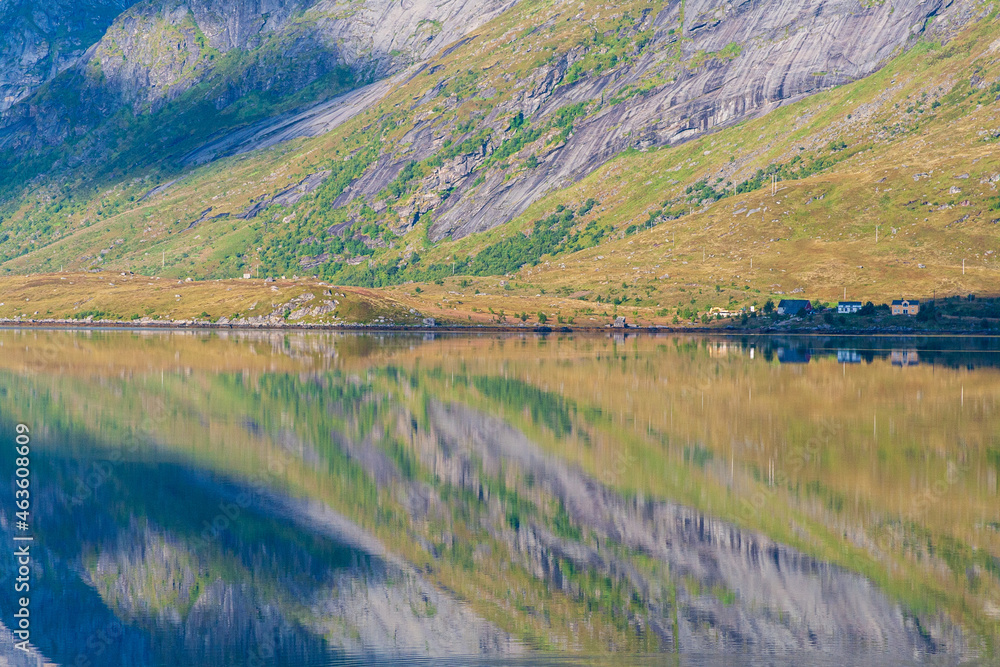 Morgentliche Landschaftsspiegelung im Fjordwasser
