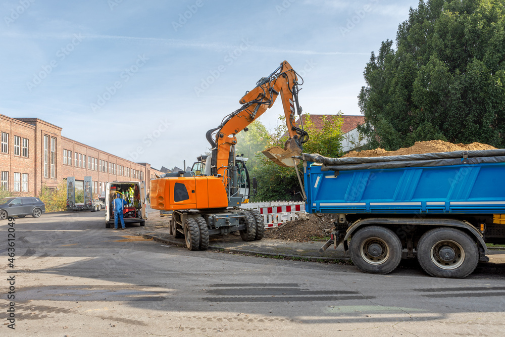 Straßenarbeiten mit Bagger und LKW, Erdarbeiten Baustelle Straßenarbeiten mit Bagger und LKW, Erdarbeiten Baustelle