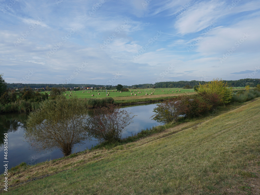Die schöne Natur mit Kanal im Unteren Odertal in der Nähe von Schwedt