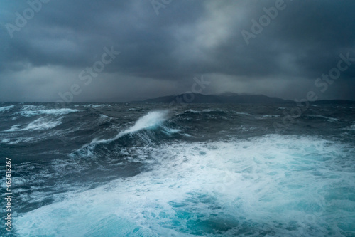 Wellen auf der Reise mit dem Schiff zum Nordkap, Norwegen. Sturm auf dem Atlantik mit Schaumkronen auf den Wellen und Gischt auf dem Schiff. dunkle Wolken werden vom Wind über das Meer gejagt. Ozean photo