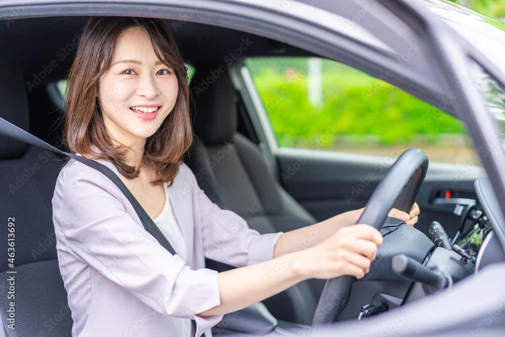 車を運転する若い女性