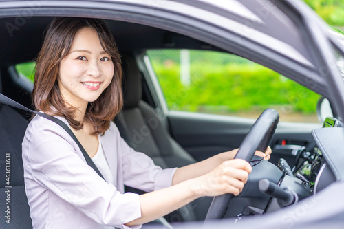 車を運転する若い女性 © maroke