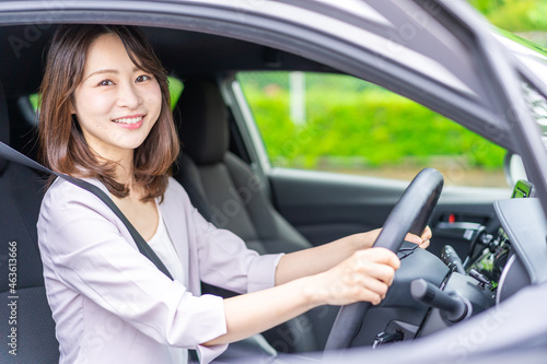 車を運転する若い女性