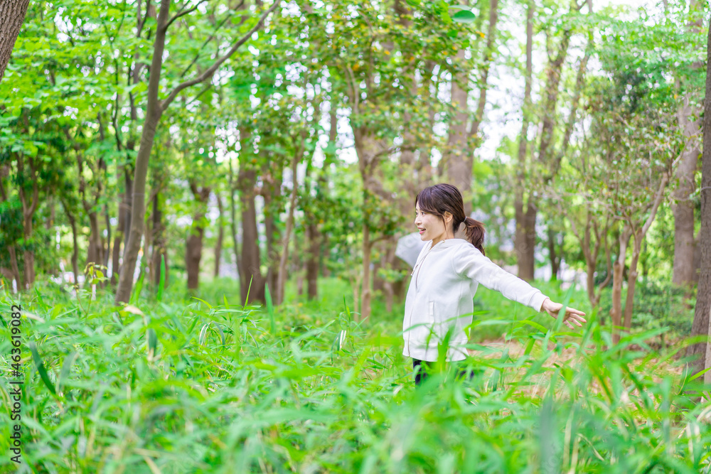 自然を散策する若い女性