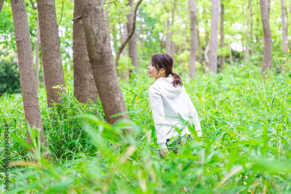 自然を散策する若い女性