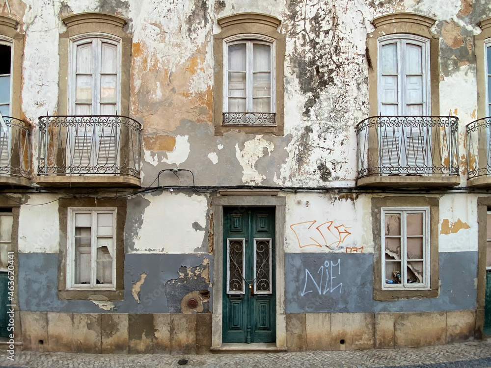 Fototapeta premium Old facade of Portuguese algarve village