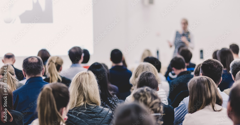 Obraz premium Woman giving presentation on business conference event