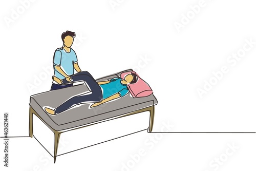 Single continuous line drawing man lying on massage table professional masseur therapist doing healing treatment massaging patient treating knee manual physical therapy. one line draw design vector