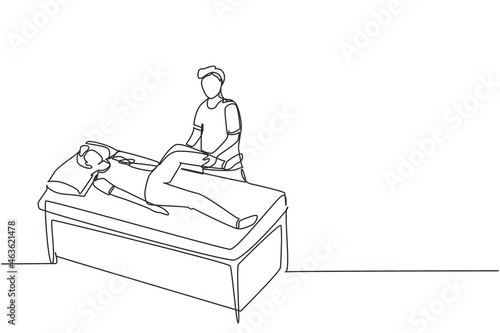 Single continuous line drawing man lying on massage table professional masseur therapist doing healing treatment massaging patient treating knee manual physical therapy. one line draw design vector