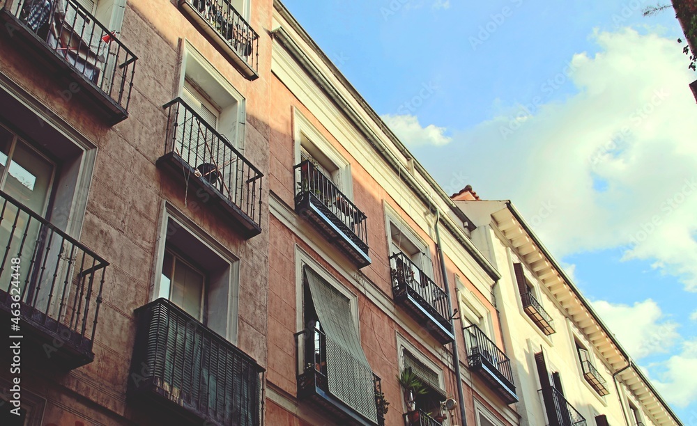 Fachada de un edificio en la calle Corredera Alta de San Pablo en Madrid, España. Arquitectura tradicional de las casas del centro de la capital española.