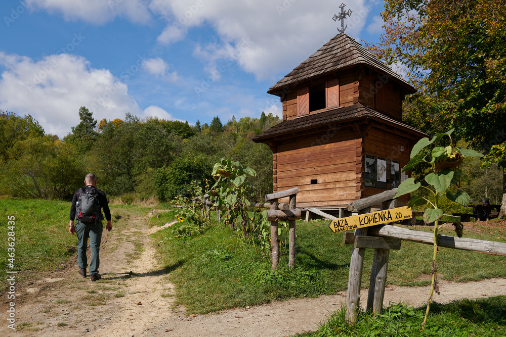 Naklejka premium Malownicze Bieszczady jesienią. Kraina dzikich zwierząt: niedźwiedzia, wilka, rysia. Kapliczki, cerkwie, kościółki, baza namiotowa.