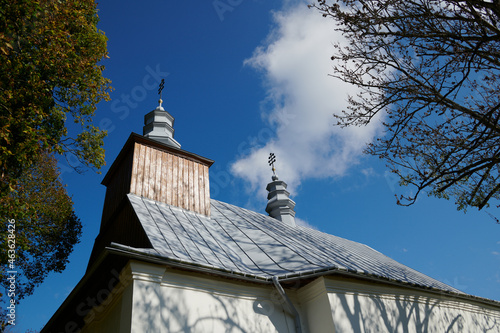 Malowniczy kościółek w Bieszczadach, dawna cerkiew w Łopience. Miejsce kultu religijnego.