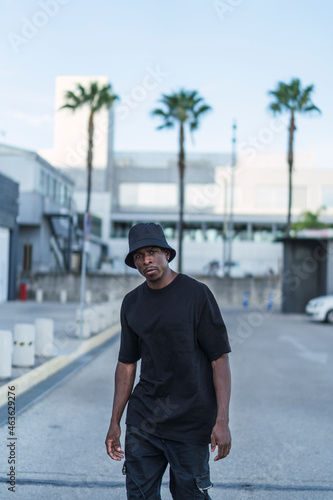 Chico negro atletico posando en la calle con ropa negra © MiguelAngelJunquera