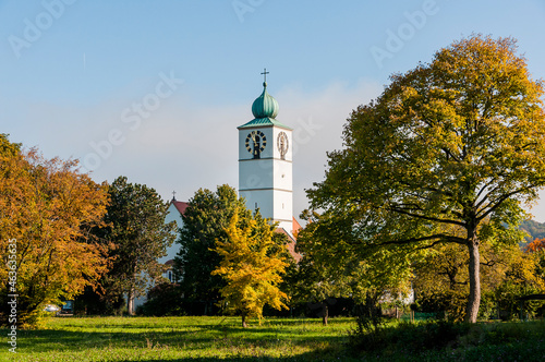 Münchenstein, Kirche, römisch-katholisch, Kirchturm,  Pfarrkirche, Dorf, Wegekirche, Baselland, Birs, Birstal, Wanderung, Herbst, Herbstlaub, Schweiz photo