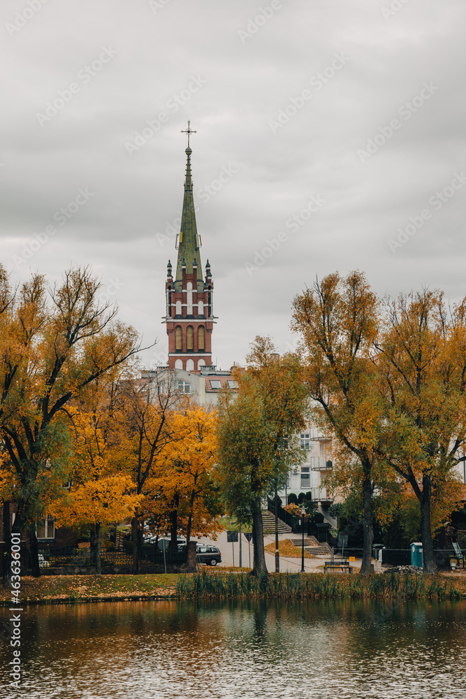 Wieża kościoła ponad drzewami w miejscowości Kętrzyn