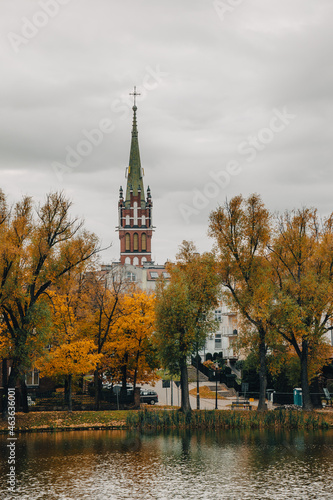 Wieża kościoła ponad drzewami w miejscowości Kętrzyn