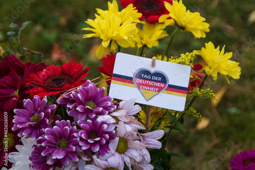 Ein Blumenstrauss mit einem Schild photo