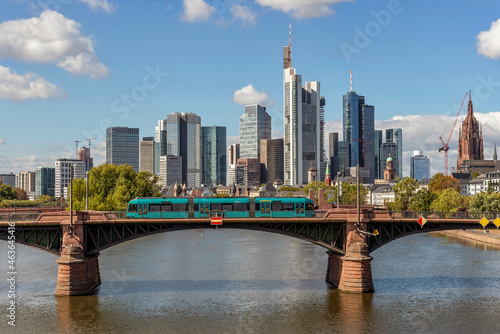 Skyline von Frankfurt am Main mit Ignatz-Bubis-Brücke im Vordergrund photo