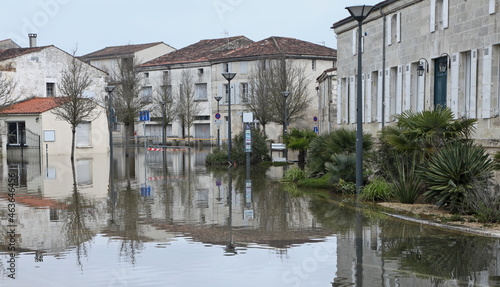 Bild auf Leinwand Crue de la Charente à Saintes