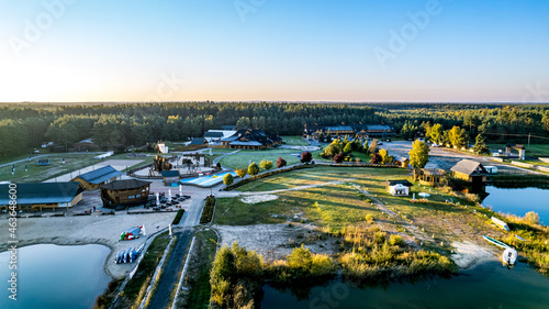 wschód słońca na terenach leśnych i rekreacyjnych w Grojcu województwo Opolsk...