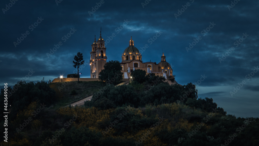 Vista aérea durante el anochecer de la ciudad de Cholula, Puebla y la Iglesia del Santuario de Nuestra Señora de los Remedios Cholula